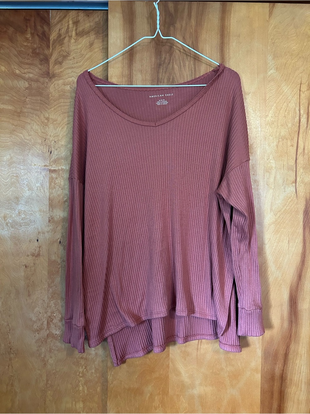 American Eagle Outfitters Ribbed Long-Sleeve V-Neck Top in Terracotta